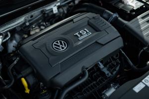 Volkswagen Golf R 5-Door 2017 года  (JP)